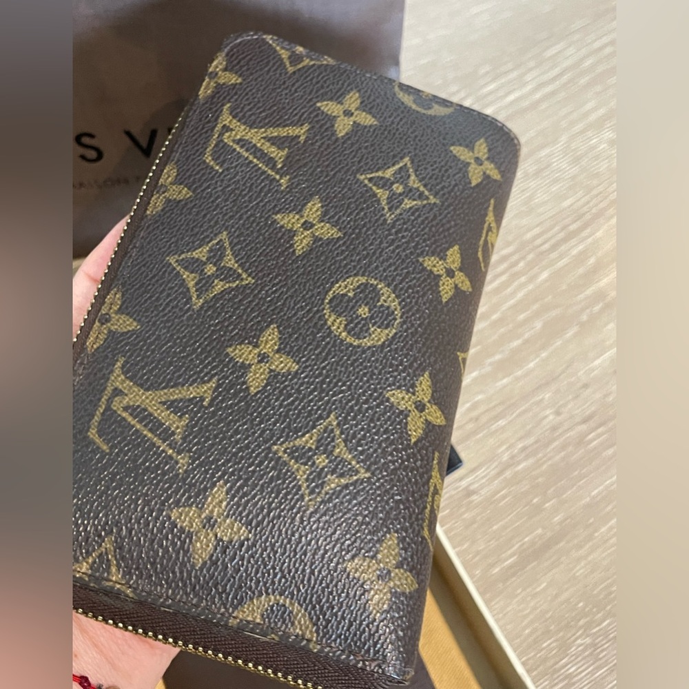 Authentic Louis Vuitton Zippy Comp. Wallet